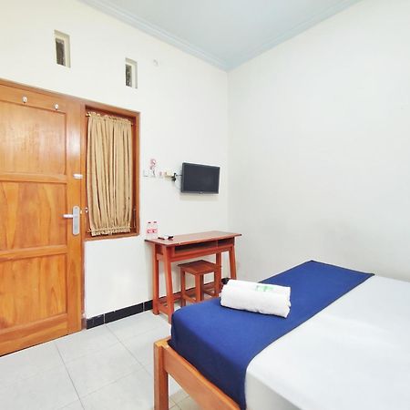 Happy Syariah Hotel Near Jombor Mitra Reddoorz Sleman  Exterior photo