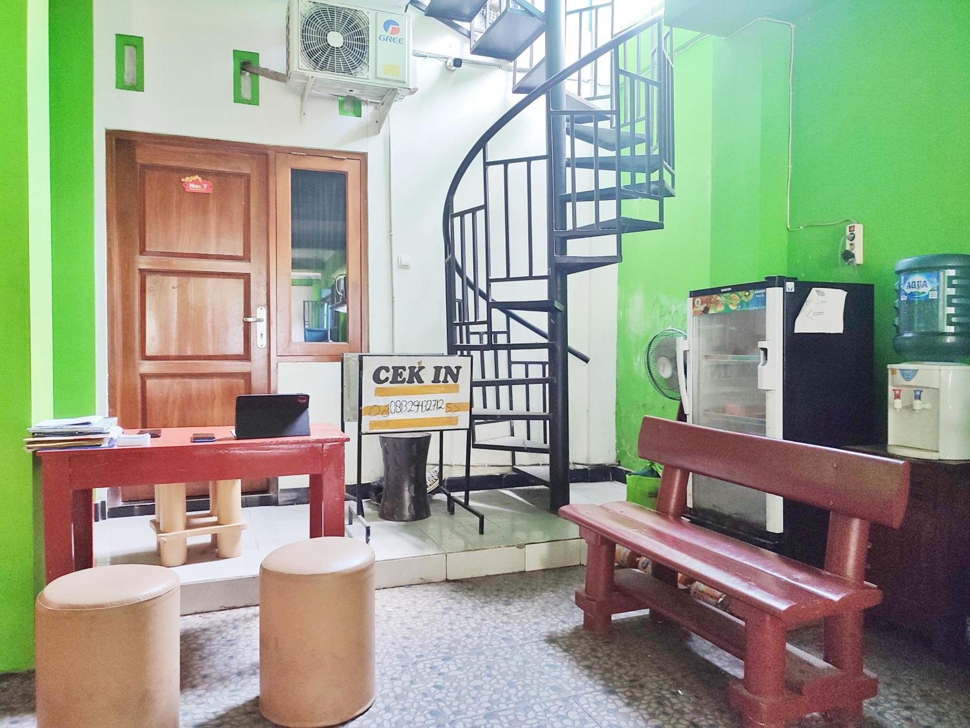 Happy Syariah Hotel Near Jombor Mitra Reddoorz Sleman  Exterior photo